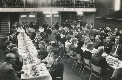 879245 Afbeelding van deelnemers aan een onbekend congres, tijdens de lunch in het concert- en theatergebouw Casino, ...